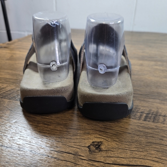 Taos Gift 2 Blue Shirred Leather Thong Sandals - Picture 5 of 9